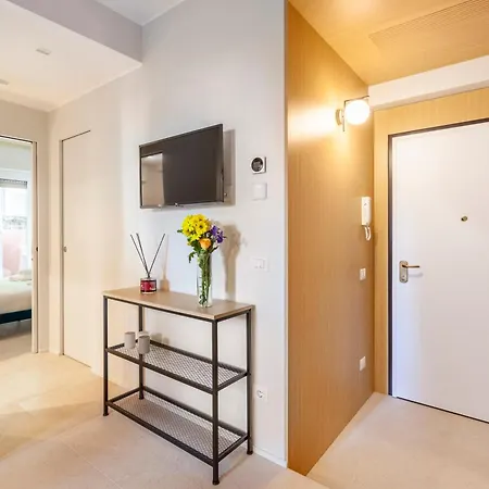 Mom's - A Few Stops From The Centre Roma