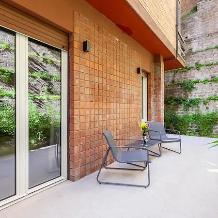 Mom's - A Few Stops From The Centre