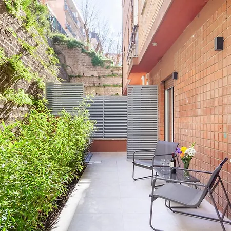 Mom's - A Few Stops From The Centre *