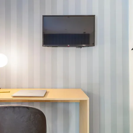 Mom's - A Few Stops From The Centre Roma