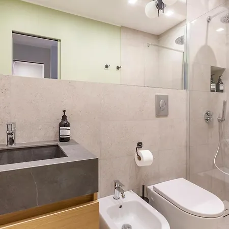 Mom's - A Few Stops From The Centre Roma