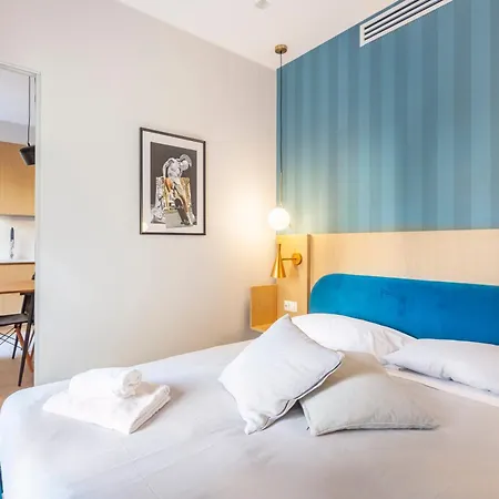 Mom's - A Few Stops From The Centre Roma