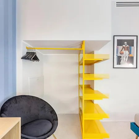 Mom's - A Few Stops From The Centre *