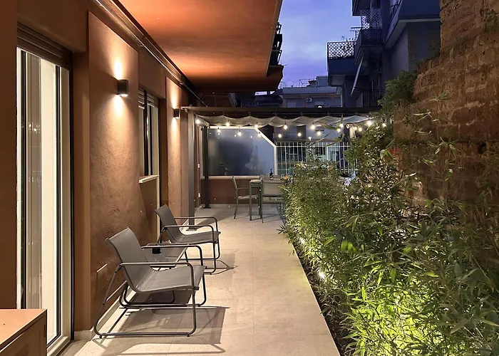 Mom's - A Few Stops From The Centre *