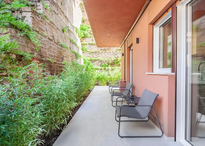 Mom's - A Few Stops From The Centre *