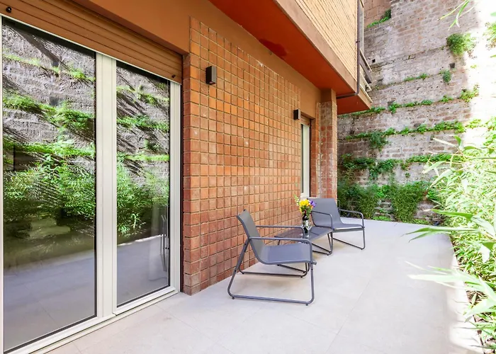 Mom's - A Few Stops From The Centre