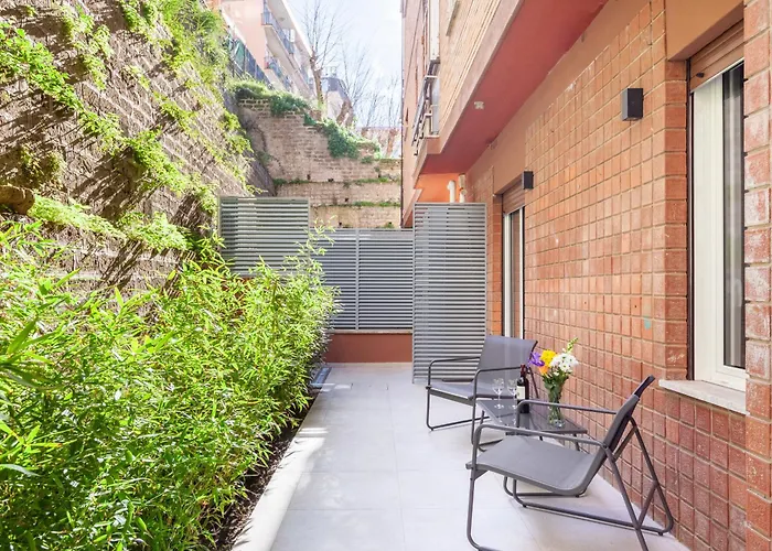 Mom's - A Few Stops From The Centre *