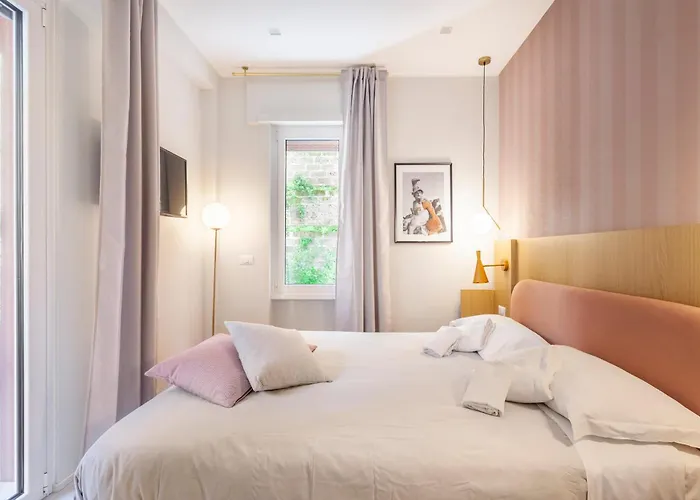 Mom's - A Few Stops From The Centre *