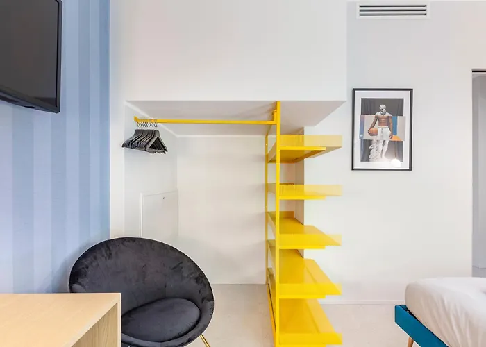 Mom's - A Few Stops From The Centre *